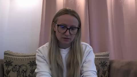 Snapshot of melly_rosey chatting on June 3, 6:05 am Melly online show from June 3, 6:05 am