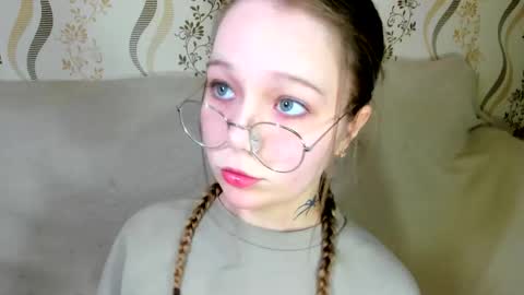 MelMooon online show from January 18, 9:18 pm