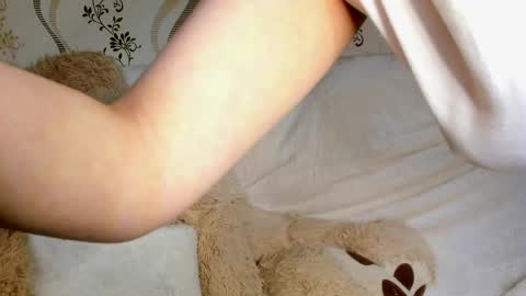 MelMooon online show from May 6, 10:04 pm
