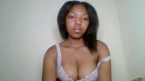Snapshot of melodie_00 chatting on August 4, 12:52 pm melodie_00 online show from August 4, 12:52 pm
