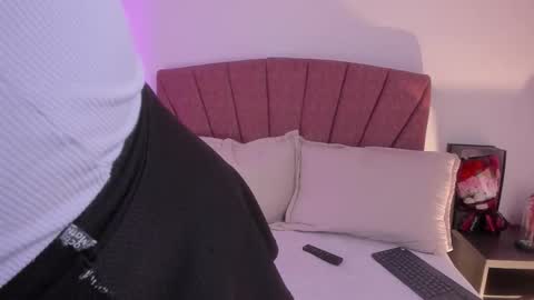  Leslie  online show from January 8, 11:23 am