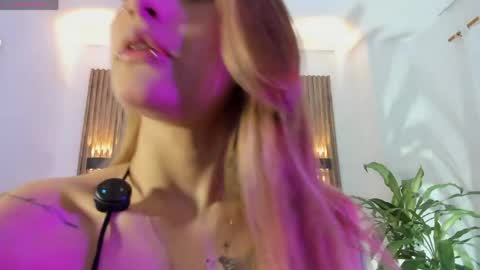 melodylanee online show from April 22, 11:01 am