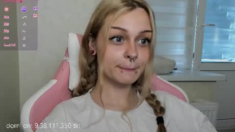 Snapshot of melonipinkbb chatting on July 9, 8:07 am MELONI online show from July 9, 8:07 am