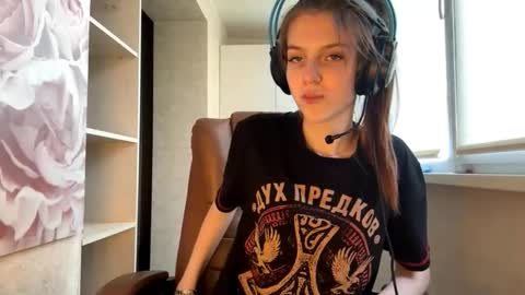 Hi Im Aria 18 years old online show from October 1, 2:12 pm
