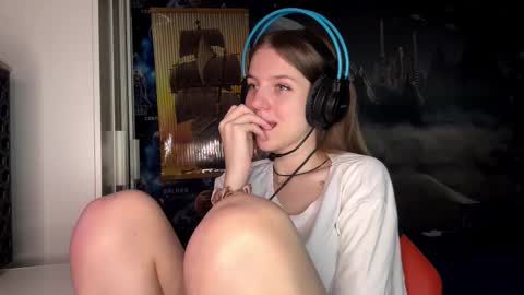 Hi Im Aria 18 years old online show from November 14, 12:26 pm