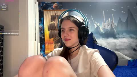 Hi Im Aria 18 years old online show from April 20, 5:26 pm