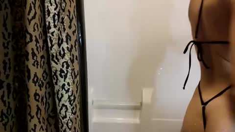 Snapshot of meltingmynx chatting on October 30, 11:33 am meltingmynx online show from October 30, 11:33 am