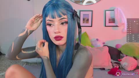 Snapshot of menasaurio_ chatting on December 5, 7:38 pm Mena  Help me reach 700 thumbs up online show from December 5, 7:38 pm