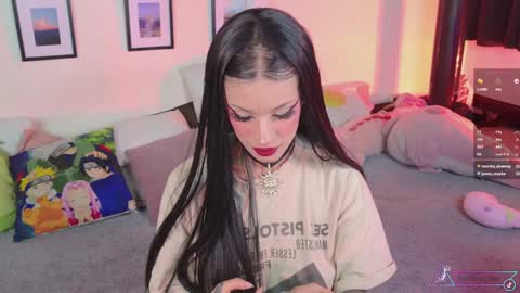 Snapshot of menasaurio_ chatting on December 6, 6:28 pm Mena  Help me reach 700 thumbs up online show from December 6, 6:28 pm