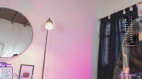 Snapshot of menasaurio_ chatting on January 16, 5:33 pm Mena  Help me reach 700 thumbs up online show from January 16, 5:33 pm