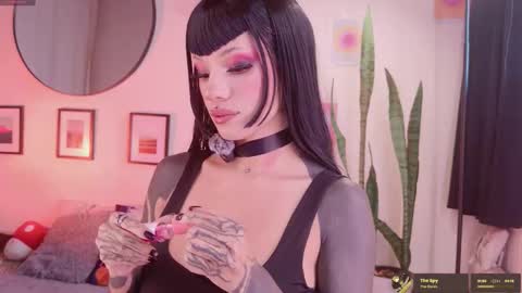 Snapshot of menasaurio_ chatting on October 27, 8:35 pm Mena  Help me reach 700 thumbs up online show from October 27, 8:35 pm