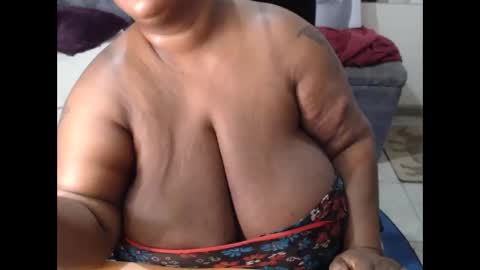 Snapshot of mency1980 chatting on November 18, 7:40 pm bigboobsass online show from November 18, 7:40 pm