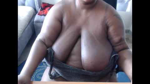 Snapshot of mency1980 chatting on November 28, 5:54 am bigboobsass online show from November 28, 5:54 am