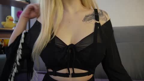 Snapshot of meow_rinnie chatting on February 18, 8:27 am My links --- online show from February 18, 8:27 am