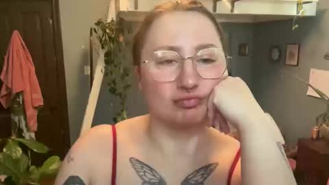 Snapshot of meowmaxx chatting on April 8, 8:09 pm meowmaxx online show from April 8, 8:09 pm