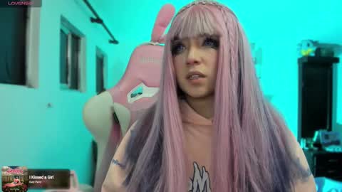 Snapshot of meowmelf chatting on December 13, 10:15 pm meowmelf online show from December 13, 10:15 pm