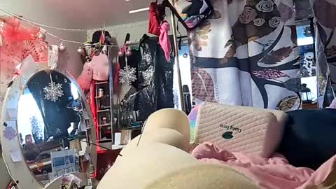 gurlnips online show from February 26, 4:24 pm