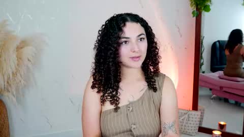 Snapshot of merida_bell18 chatting on March 16, 6:34 pm Merida Bell online show from March 16, 6:34 pm