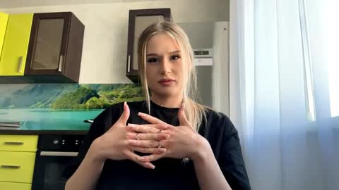 Snapshot of merrileesmoldt chatting on May 27, 12:02 pm Stefani online show from May 27, 12:02 pm