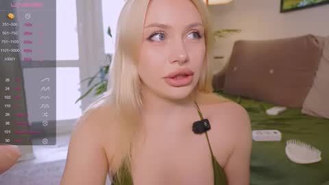 Snapshot of meukotis chatting on September 19, 1:23 pm Stella online show from September 19, 1:23 pm