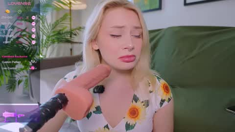 Snapshot of meukotis chatting on October 3, 8:22 am Stella online show from October 3, 8:22 am