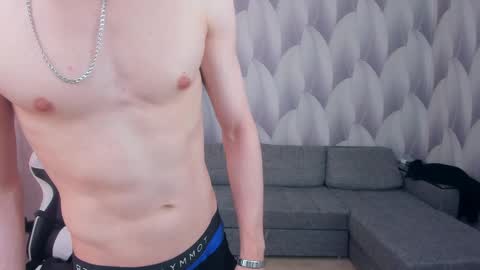 Snapshot of meverik_oushen chatting on April 17, 1:03 pm MEVERIK OUSHEN online show from April 17, 1:03 pm