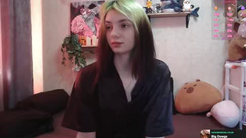 Snapshot of mevis_li chatting on October 19, 3:18 am Mavis online show from October 19, 3:18 am