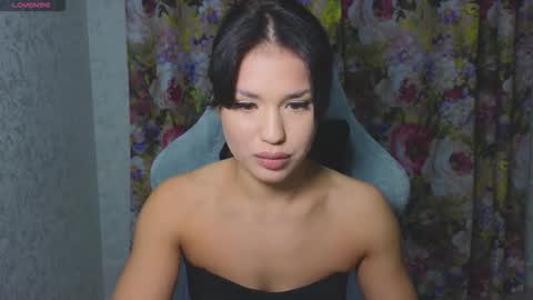 Mia online show from October 31, 8:10 pm