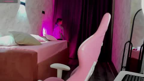 Mia  GMT7 Mon Tue Wen Thur 1000am-0300pm Sat 0300am-0900am online show from November 18, 12:49 am