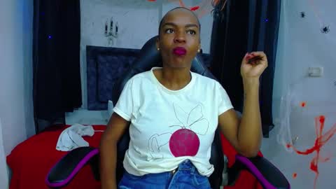 Snapshot of mia__thomson_ chatting on November 5, 12:27 pm MIA online show from November 5, 12:27 pm