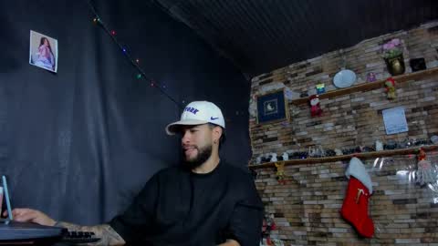 Snapshot of mia_and_vincentt chatting on November 28, 4:37 am Mia and vincentt model indepent online show from November 28, 4:37 am