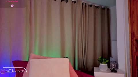 Snapshot of mia_bonneett chatting on July 12, 5:53 am online show from July 12, 5:53 am