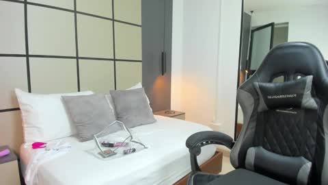 M I A  online show from October 28, 2:37 am