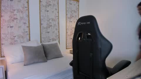 M I A  online show from December 21, 2:41 am