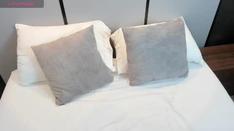 M I A  online show from April 24, 2:58 am