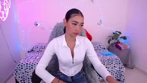 Snapshot of mia_cute_girl chatting on June 1, 1:35 pm mia_cute_girl online show from June 1, 1:35 pm