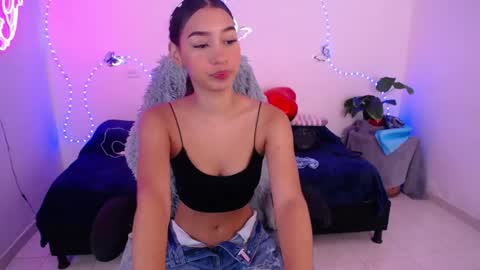 Snapshot of mia_cute_girl chatting on June 7, 12:20 pm mia_cute_girl online show from June 7, 12:20 pm