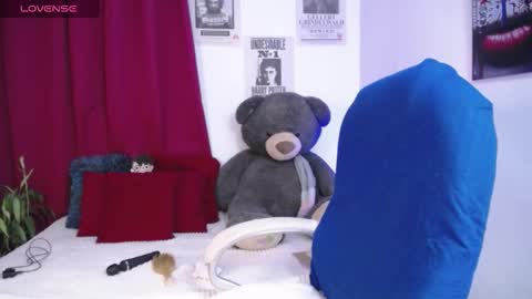 Mia online show from February 4, 11:38 am