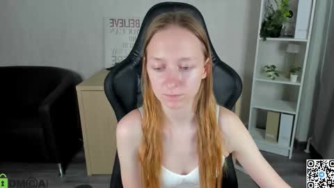 Snapshot of mia_e1fie chatting on December 3, 9:18 am mia_e1fie online show from December 3, 9:18 am