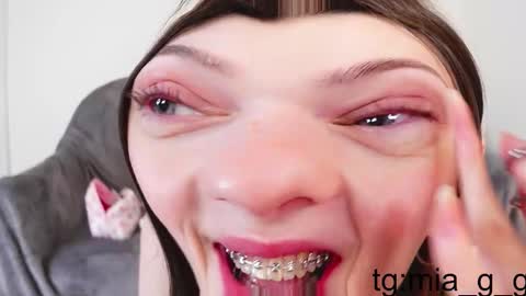 Mia online show from December 4, 6:55 am