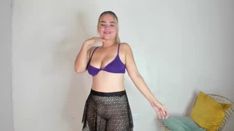 Mia online show from January 8, 11:19 pm