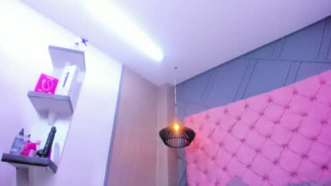 Mia online show from March 28, 1:33 pm