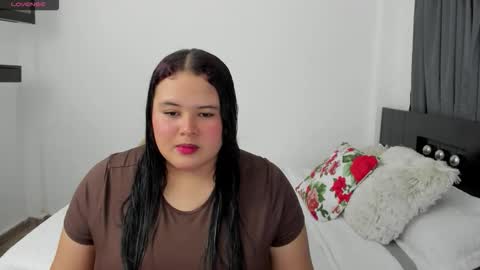 Snapshot of mia_hot2323 chatting on April 29, 9:32 pm Mia hot online show from April 29, 9:32 pm