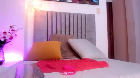 Mia online show from March 4, 6:36 pm