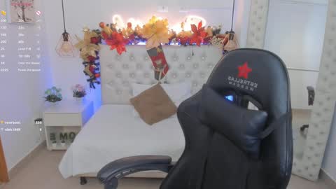 Snapshot of mia_jonnees chatting on December 3, 3:55 pm online show from December 3, 3:55 pm