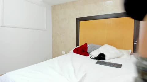 MIALOPEZ      .     Y      .      online show from December 3, 7:22 pm