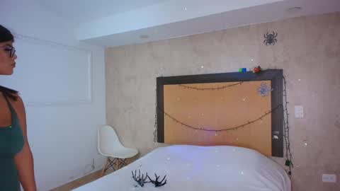 MIALOPEZ      .     Y      .      online show from November 1, 10:45 pm