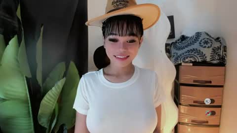 Snapshot of mia_lover9 chatting on July 16, 9:48 am M I A online show from July 16, 9:48 am