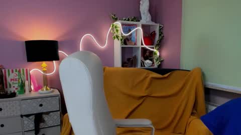 Mia online show from November 13, 7:40 am