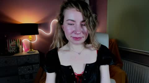 Mia online show from November 30, 3:05 pm